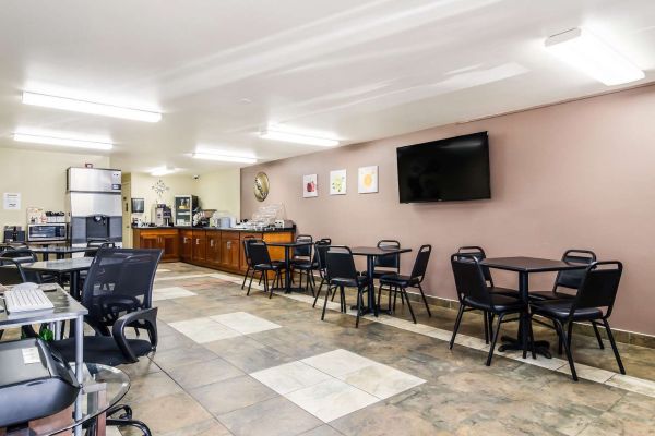 GUESTHOUSE INN & SUITES MONTESANO (Montesano)